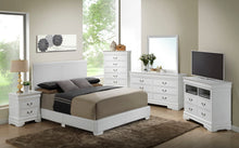 Load image into Gallery viewer, Elegant Platform Bed For Relaxed Spaces