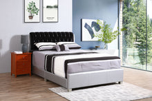 Load image into Gallery viewer, Tufted Upholstered Bed