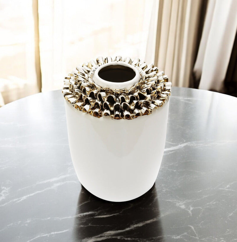 Round Table Vase With Sculptural Details - White