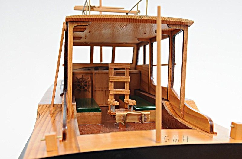 Hand Painted 1934 Hemingway Pilar Fishing Boat Model Boat - Black / Green