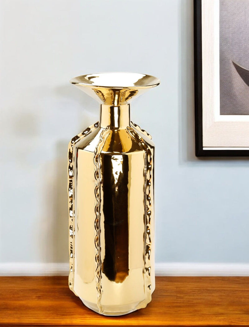 Trumpet Table Vase With Sculptural Details - Gold