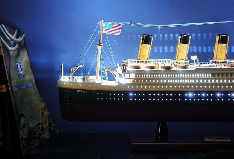 Hand Painted 1912 RMS Titanic Lights Model Boat - Black / White
