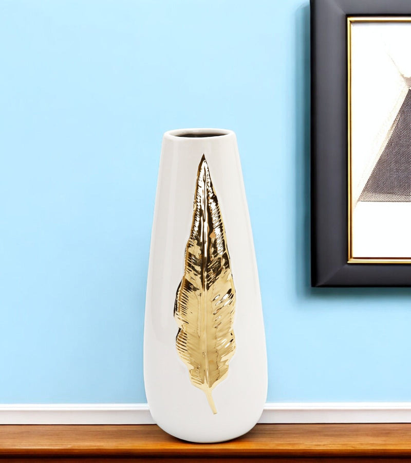 Leaf Oval Table Vase With Sculptural Details - White