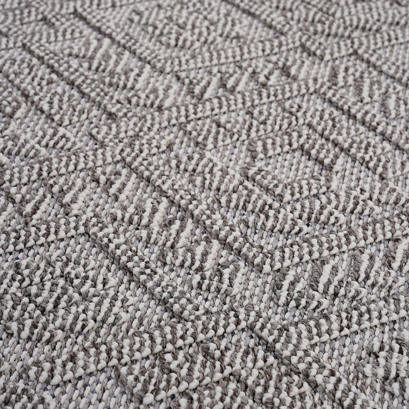 Guros - 6' X 9' Traditional Indoor / Outdoor Area Rug - White